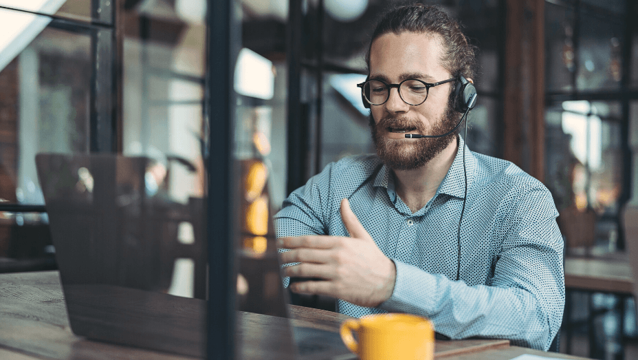 employee having an online call