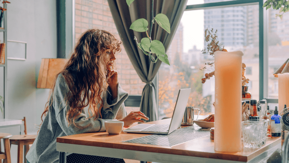 employee setting her hybrid work schedules