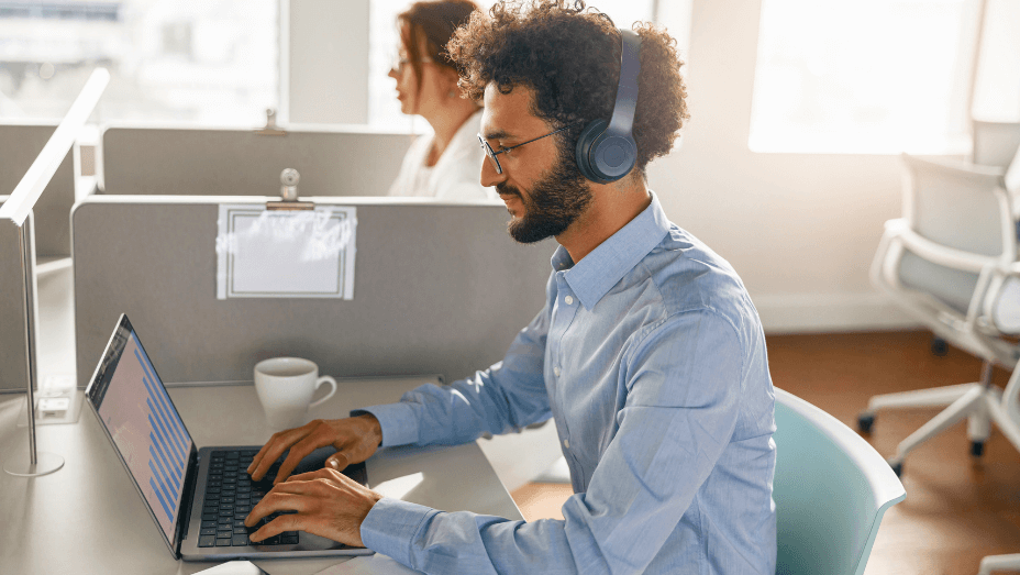 employee-working-in-a-modern-office-hot-desk