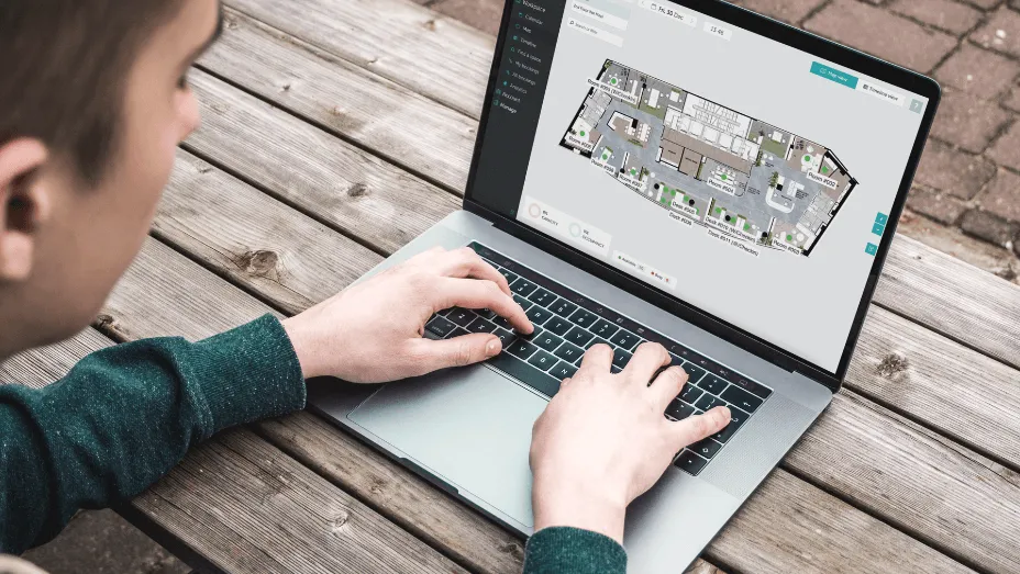 Man using YAROOMS space booking software