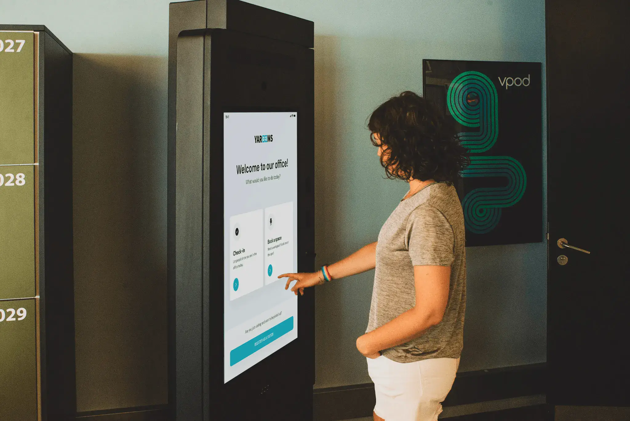 Visitor using a YAROOMS and Vpod kiosk setup