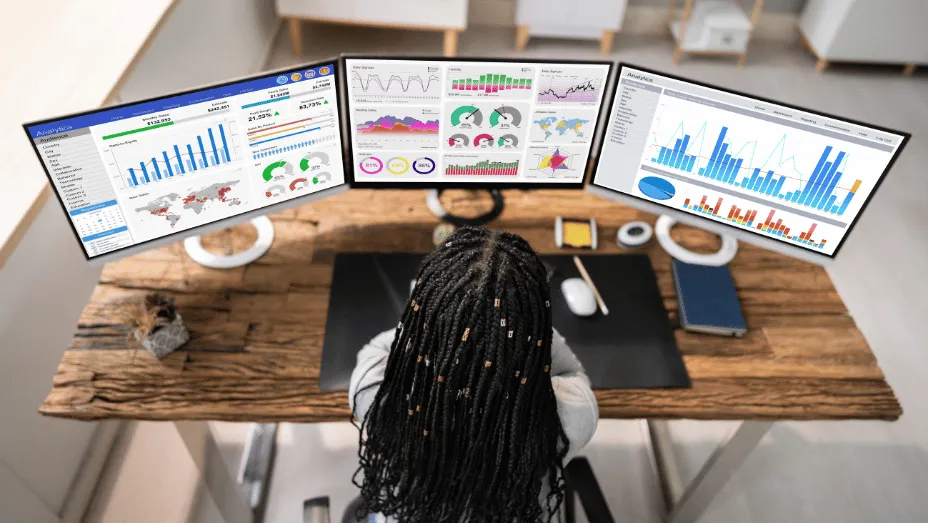 employee using workplace analytics software